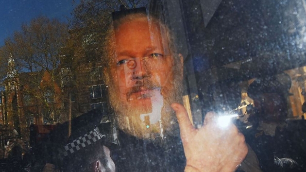 Assange ile balantl bilgisayar programcs gzaltna alnd