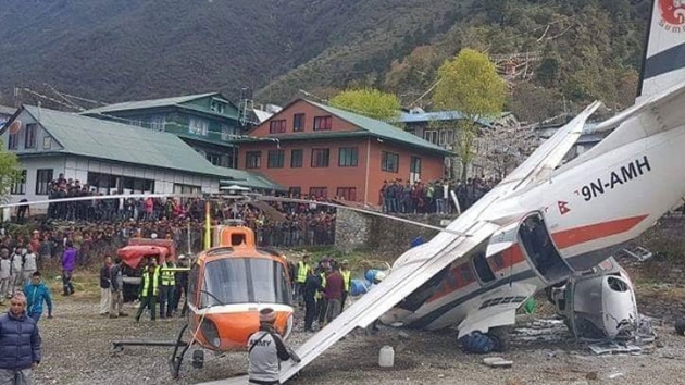 Nepal'de yolcu ua pistteki helikoptere arpt