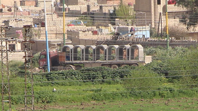 PKK/YPG'li terristlerin kazdklar hendeklere beton bloklarla tnel yapm grntlendi 