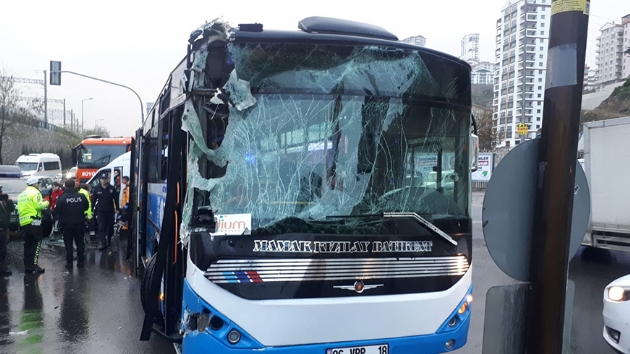 Ankara'da zel halk otobs belediye temizlik aracna arpt: 10 yaral