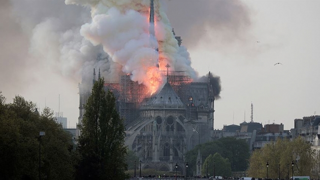 Paris'te Notre Dame Katedrali'nde yangn