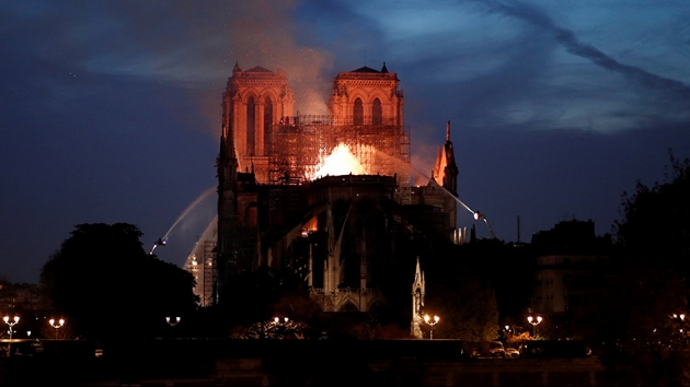 Notre Dame Katedrali'ndeki yangn 8,5 saat sonra sndrld