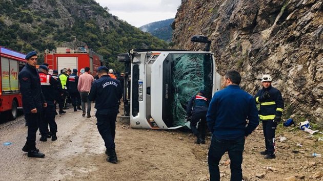 Antalya'da yolcu otobs devrildi: 3 kii hayatn kaybetti
