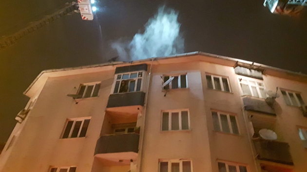 Eyüpsultan'da 4 katlı binanın çatısında yangın
