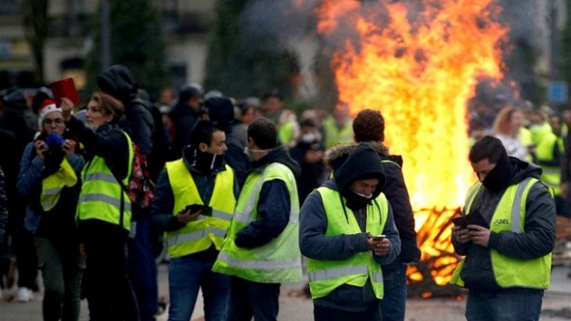 Sar yelekliler gsterilerin 23. haftasnda yeniden sokaklara kt, paris sokaklar sava alanna dnd