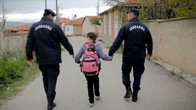 Jandarma'dan  23 Nisan Ulusal Egemenlik ve ocuk Bayram klibi