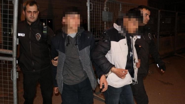 Adana'da mahalle bekileri, iki pheliyi kovalamaca sonucu yakalad