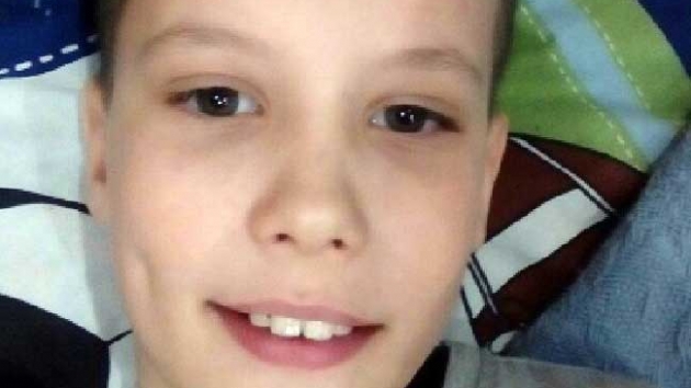  Ayakkablarnn backlarn balarken aracn altnda kald