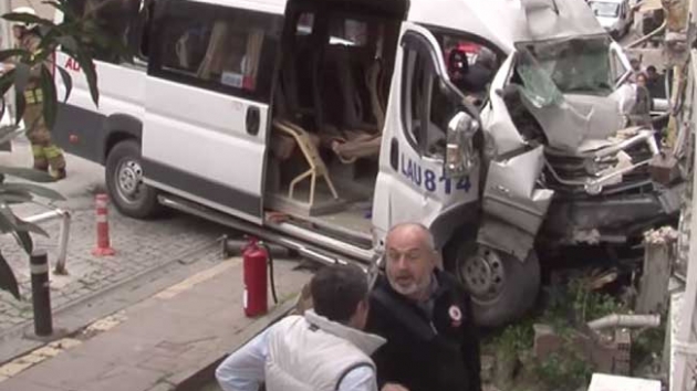 Beiktata feci kaza...Freni patlayan servis minibs apartmana dald