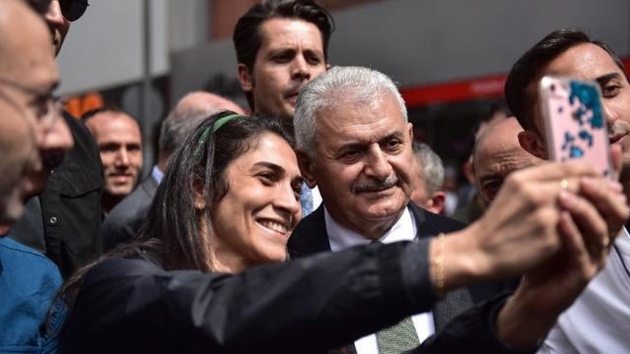 Yldrm Pendik'te vatandalarla bulutu: Sizlerin bu gveni, bu sevgisi olduu mddete bize durmak yok, yola devam