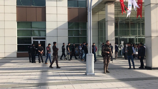 Sultangazi'de evlendirme dairesi nnde silahl kavga