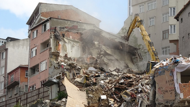 Kathane'de hasarl binalarn ykmna baland