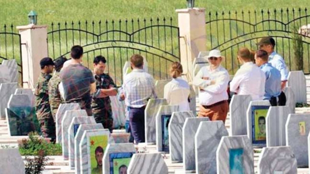 ngilizlerden terristlerin mezarlarna ziyaret