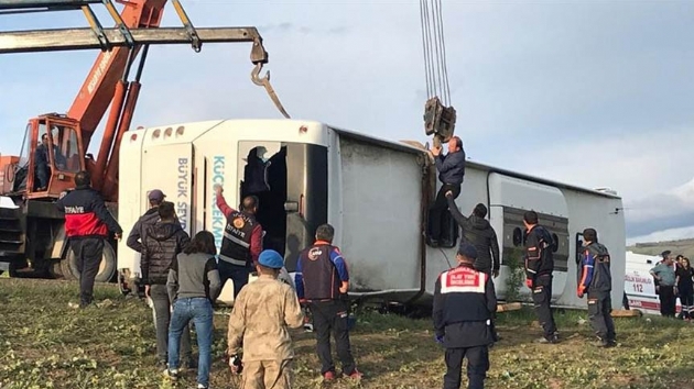 Taziyeden dnenleri tayan otobs devrildi: 7 l, 30 yaral