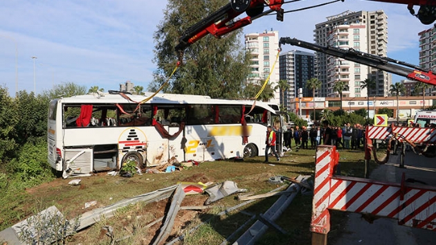 Adana'da yolcu otobsnn arampole devrilmesi sonucu iki kii ld, 29 kii yaraland