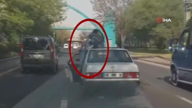 Cann hie sayarak otomobilin koltuu yerine, zerinde yolculuk yapt