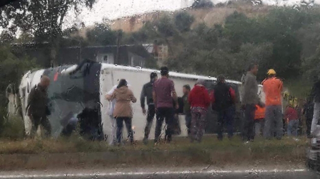 Milas'ta yolcu otobs devrildi: 2 l, 13 yaral