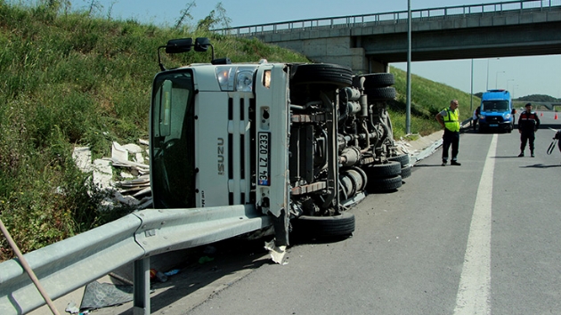 Kuzey Marmara Otoyolu'nda kamyonlar arpt