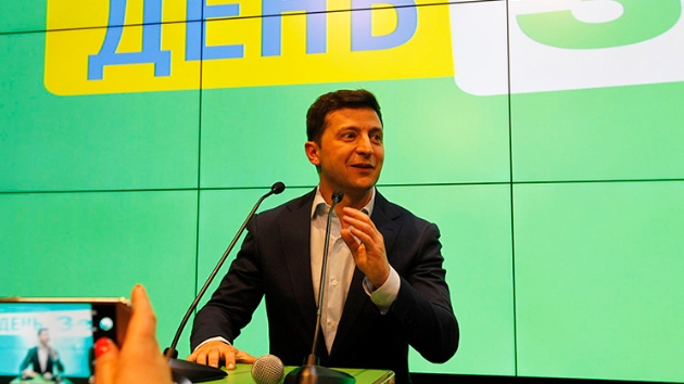 Ukrayna Bakan Zelenskiy, ynettii komedi programndan ayrld  