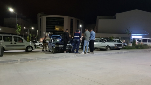 Kaza yapan otomobille hastaneye gittiler