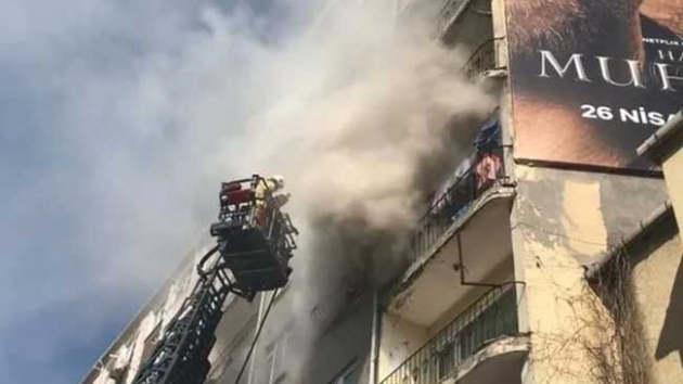 Beyolunda bir binann 5. katndan yangn kt