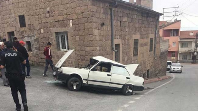 Otomobil, evin nnde oturan kadna arpt