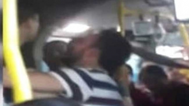 Metrobste krk blmndeki yer iin kavga ettiler...O anlar kamerada