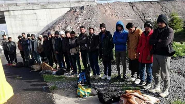 Kamyonetin kasasnda 33 kaak gmen yakaland