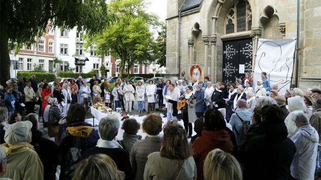 Almanyada kadnlar 'kilise grevi' balatt