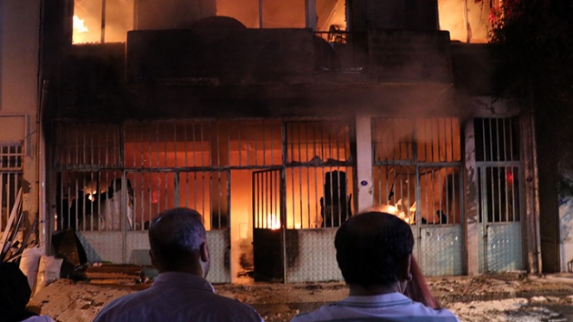 zmir'de mobilya atlyesinde yangn