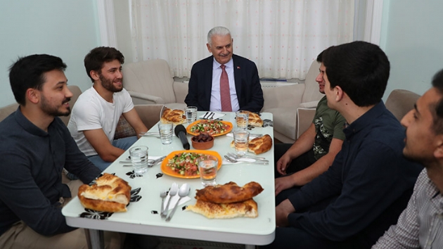 Binali Yldrm rencilerin iftar davetini krmad