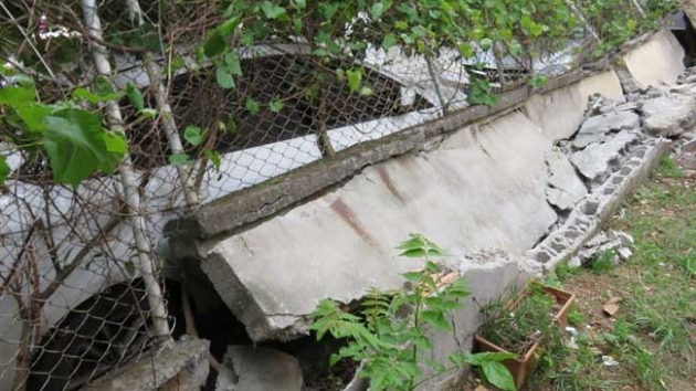 Maltepe'de bahe duvar devrildi; 4 ara hasar grd