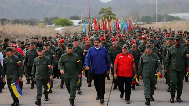 Venezuela ordusu ABD'ye meydan okudu: Silahlarmz aldk bekliyoruz