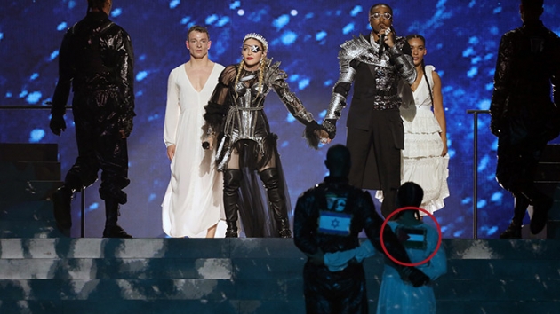 srail'deki Eurovision finaline Madonna Filistin bayrayla damga vurdu