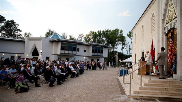 ABD'de yzlerce kii Diyanet Camisi'nin kundaklanmasn protesto etti