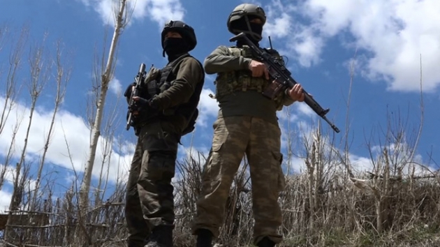 PKK'l terrist yer gsterdi, snak ve depolar imha edildi