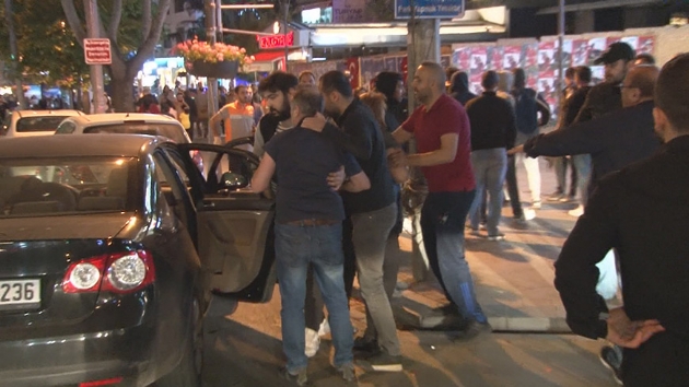 Badat Caddesinde kutlama yapan Galatasaray taraftarna ieli, kemerli saldr