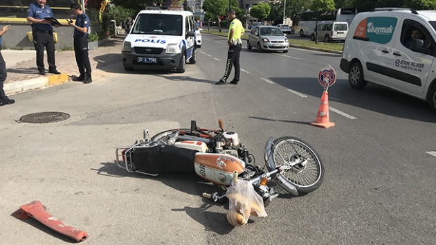 Trafik kontrolnden kamaya alan motosikletli polise arpt: 2 yaral