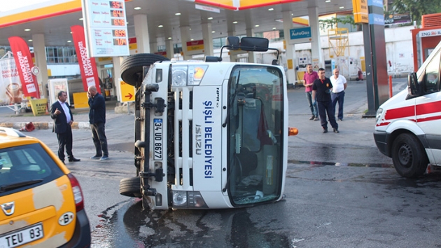 Beyolu'nda temizlik kamyonu devrildi: 2 yaral