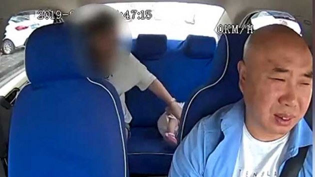 Taksici, bebeini darp eden kadn polise teslim etti