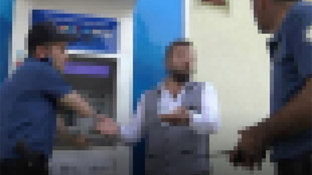 Mteri hizmetlerinin cevabn duyunca ATM'yi yumruklamaya balad