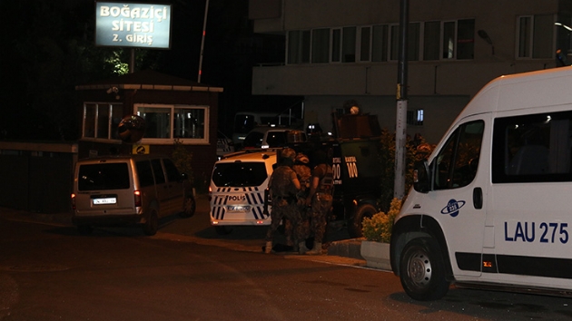 skdar'da polis ekiplerine ate aan kii gzaltna alnd
