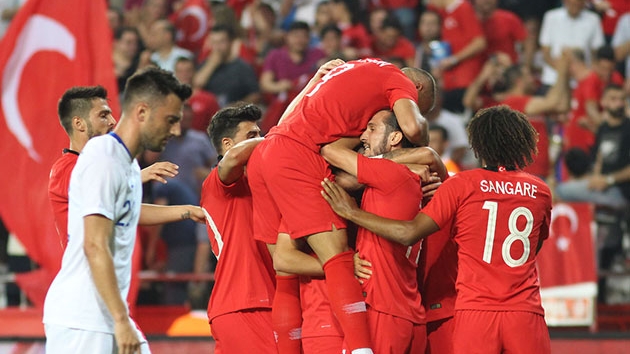 Trkiye Yunanistan' rahat geti! 2-1