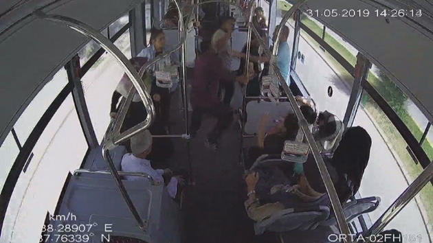 Otobste yolcular yumruk yumrua birbirine girdi