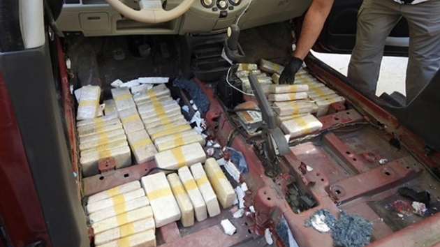 Otomobile sakladklar eroini baharatla kamufle etmiler