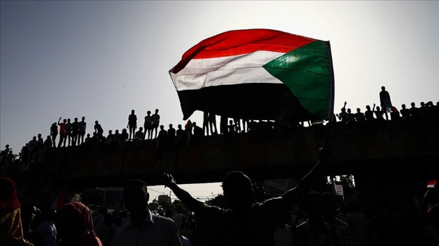 Sudan ordusu demokrasi nbeti tutan halka mdahale etti: ok sayda l var