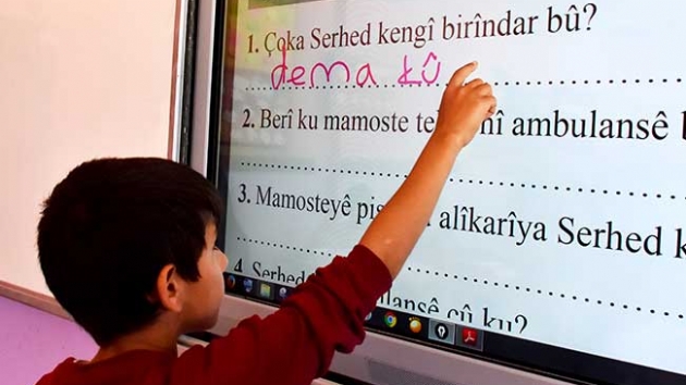 Ana dillerinde okuma yazmay okulda rendiler