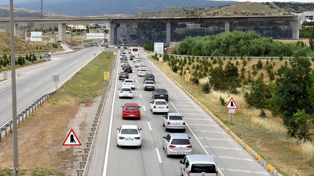 Bayram tatili dn yolunda trafik younluu
