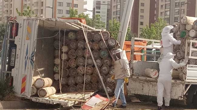 Ar kovan ykl kamyonet devrildi, evredekiler zor anlar yaad