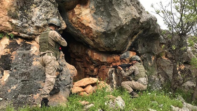 Van'da PKK'ya ynelik operasyonda araziye gml silah ve mhimmat ele geirildi 